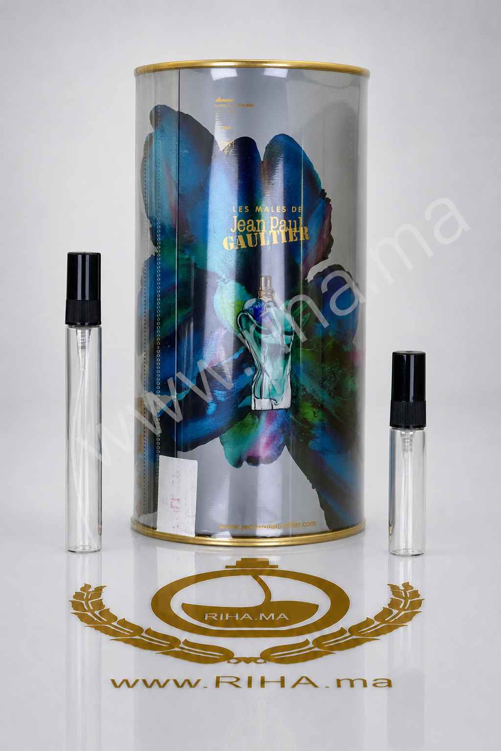 Decantage Le Beau Flower Edition Jean Paul Gaultier pour homme — photo 2 decantage le beau flower edition — Flacon de décantage Le Beau Flower Edition Jean Paul Gaultier posé sur fond clair — vue 2