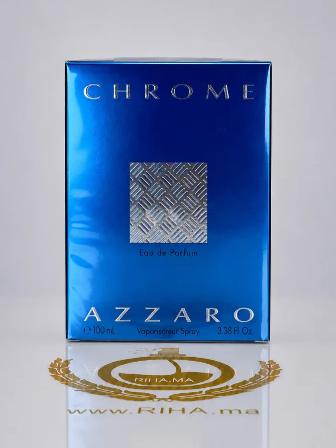 Flacon de chrome eau de parfum Azzaro 100ml sur fond bleu