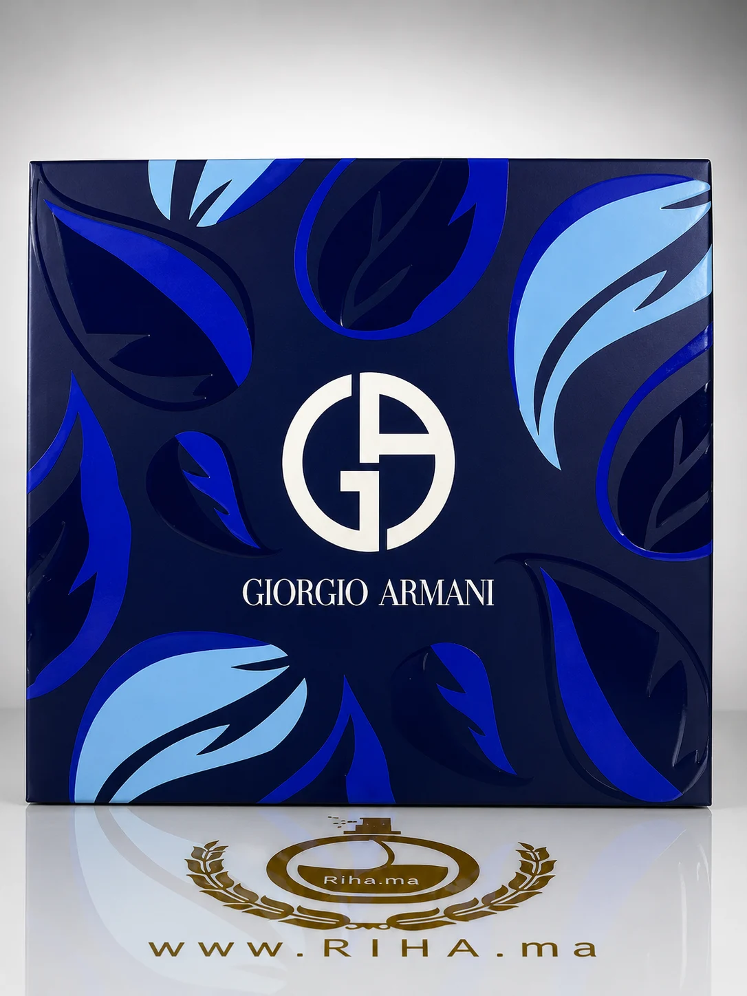 Coffret Armani Code Eau de Toilette Giorgio Armani 125ml Pour Homme Authentic — photo 3 Coffret Armani Code Eau de Toilette 125ml posé sur fond élégant — vue 3
