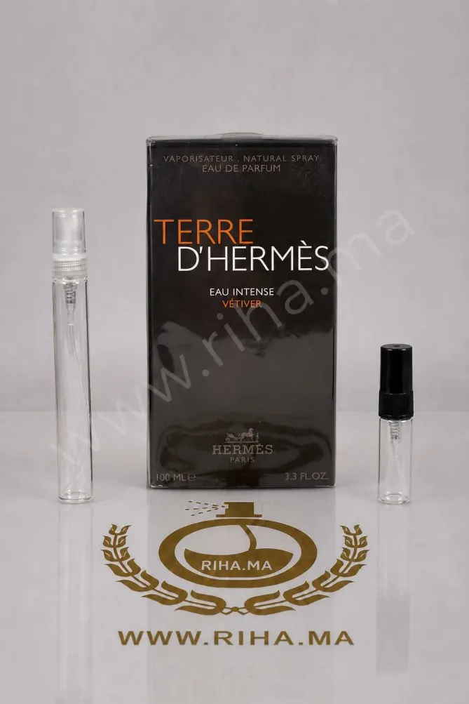 Decantage Hermes Terre D'Hermes Eau Intense Vetiver decantage hermes terre dhermes — Flacon de décantage Hermès Terre d'Hermès Eau Intense posé sur fond boisé