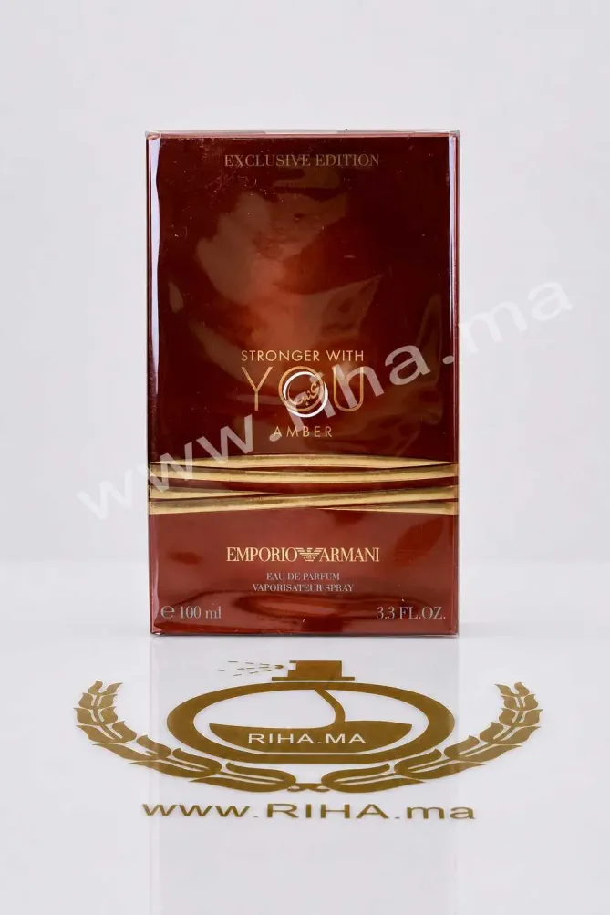 Stronger With You Amber Eau de Parfum Emporio Armani Giorgio Armani Flacon de Stronger With You Amber Giorgio Armani posé sur fond doré