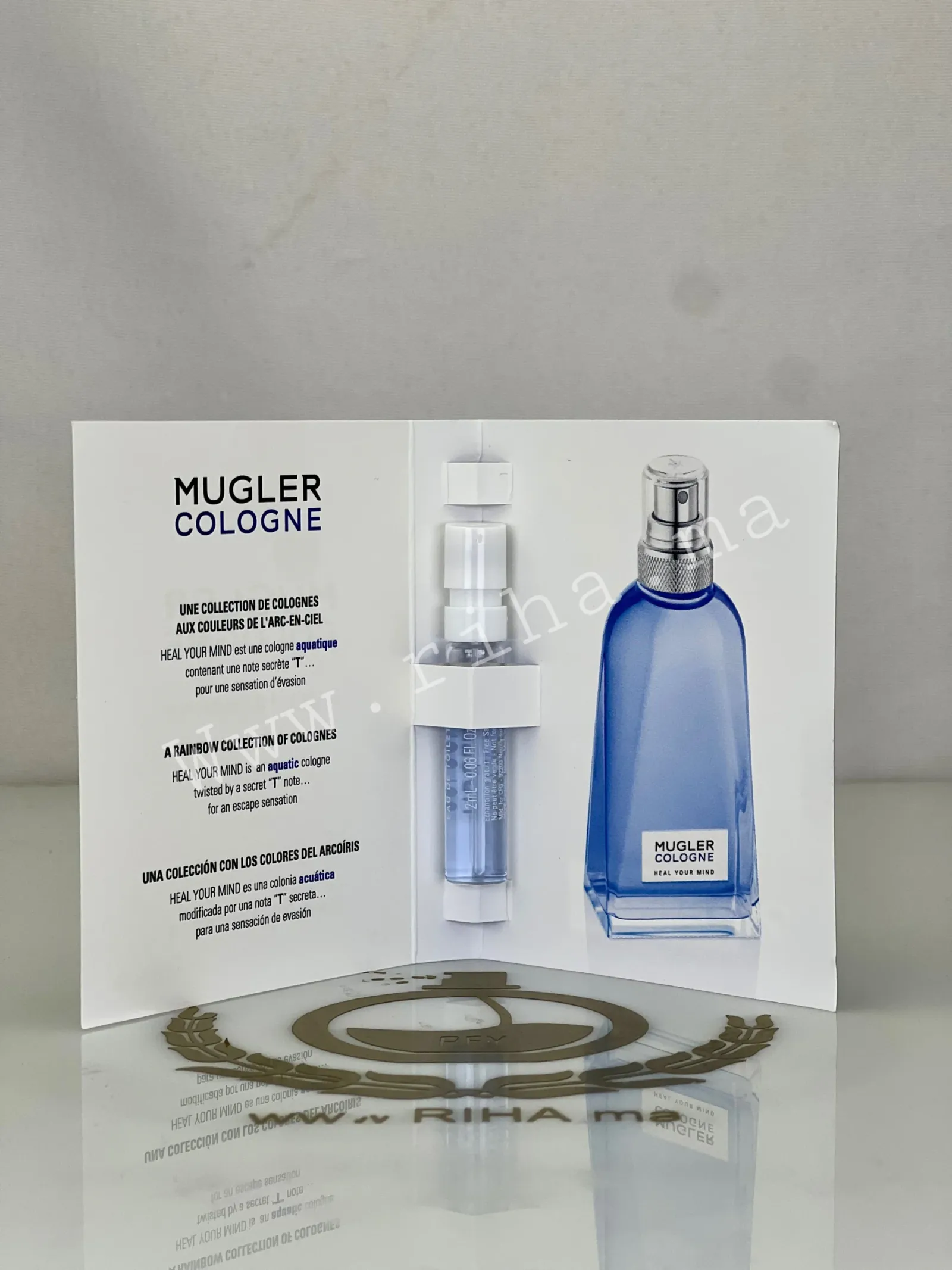 Échantillon Heal Your Mind Mugler Eau De Toilette — photo 2 échantillon heal your mind mugler — Flacon échantillon de parfum Heal Your Mind Mugler posé sur fond bleu — vue 2