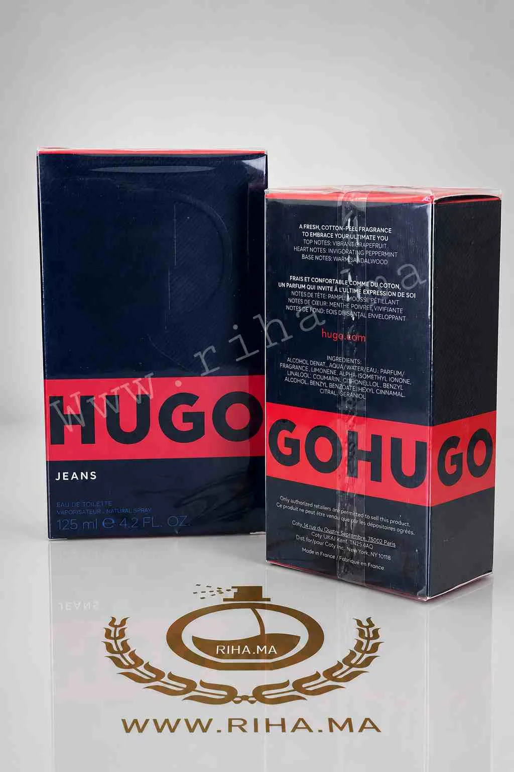 HUGO BOSS - HUGO JEANS EAU DE TOILETTE — photo 2 Flacon de parfum hugo jeans Hugo Boss sur fond bleu — vue 2