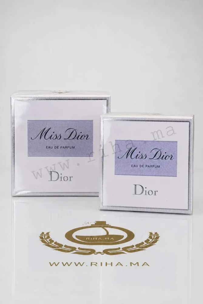 Miss Dior Eau de Parfum Pour Femme Flacon de Miss Dior Eau de Parfum pour femme sur fond rose