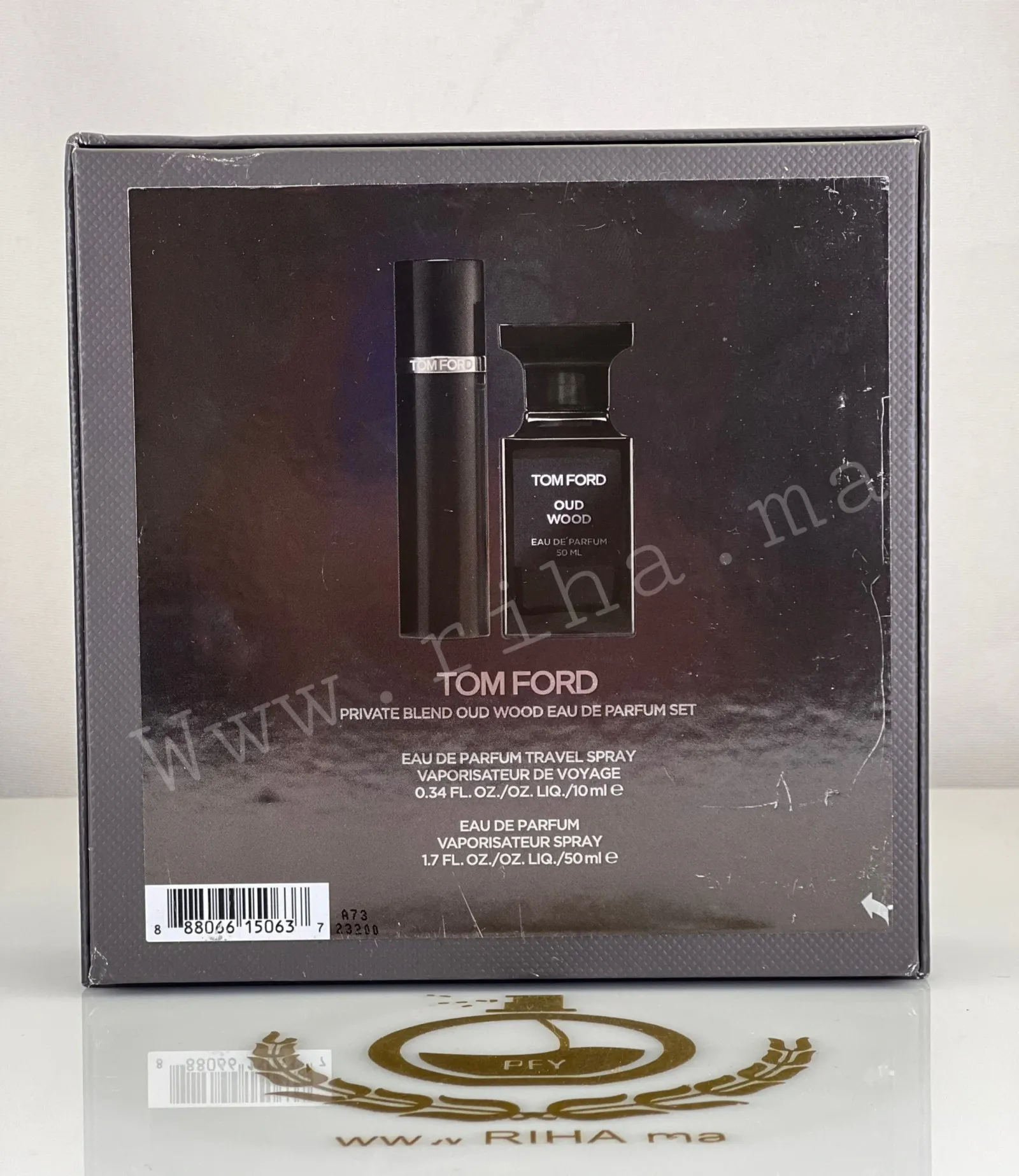 Coffret Oud Wood Tom Ford eau de parfum — photo 2 coffret oud wood — Coffret cadeau parfum oud wood élégant sur fond sombre — vue 2