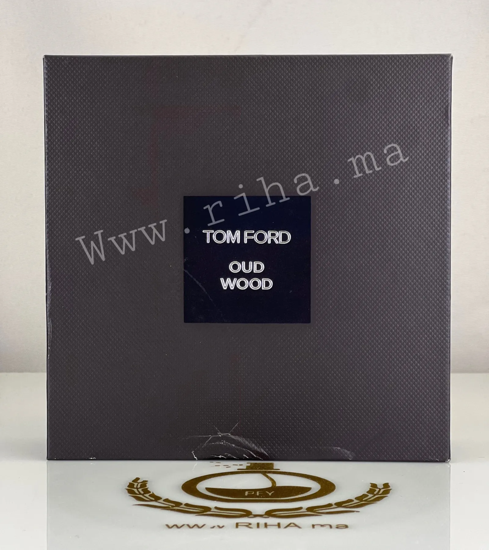 Coffret Oud Wood Tom Ford eau de parfum — photo 3 coffret oud wood — Coffret cadeau parfum oud wood élégant sur fond sombre — vue 3
