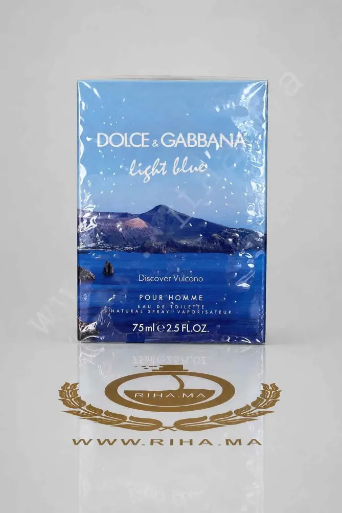 Light Blue Discover Vulcano Eau de Toilette Dolce&Gabbana pour homme 75 ml Flacon de light blue discover vulcano Dolce&Gabbana sur fond bleu volcanique