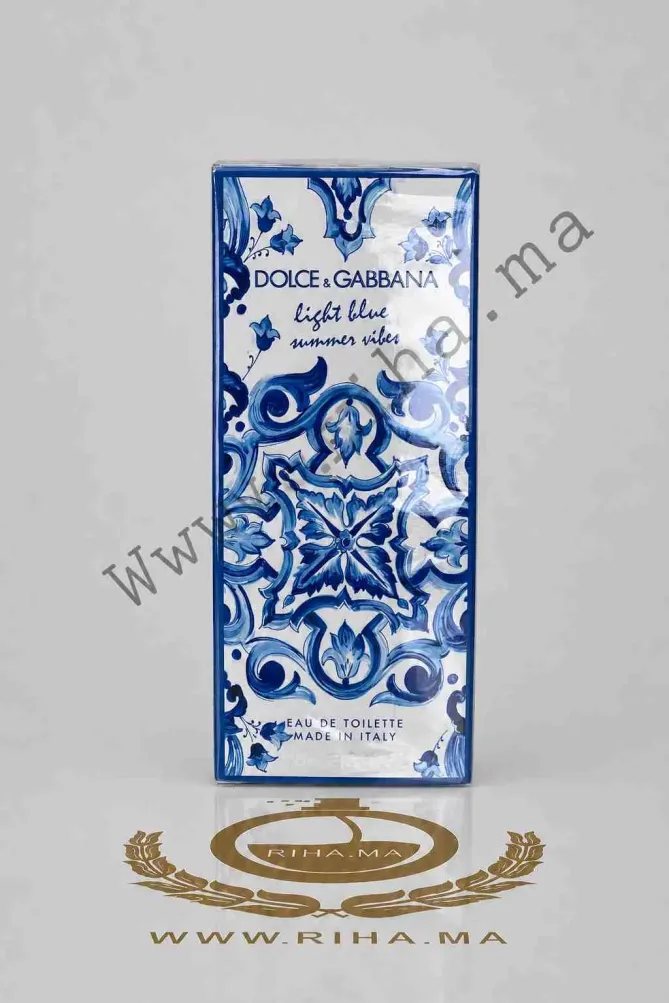 Light Blue Summer Vibes Dolce&Gabbana Eau de Toilette pour femme 100ml Flacon de light blue summer vibes dolcegabbana posé sur fond bleu estival