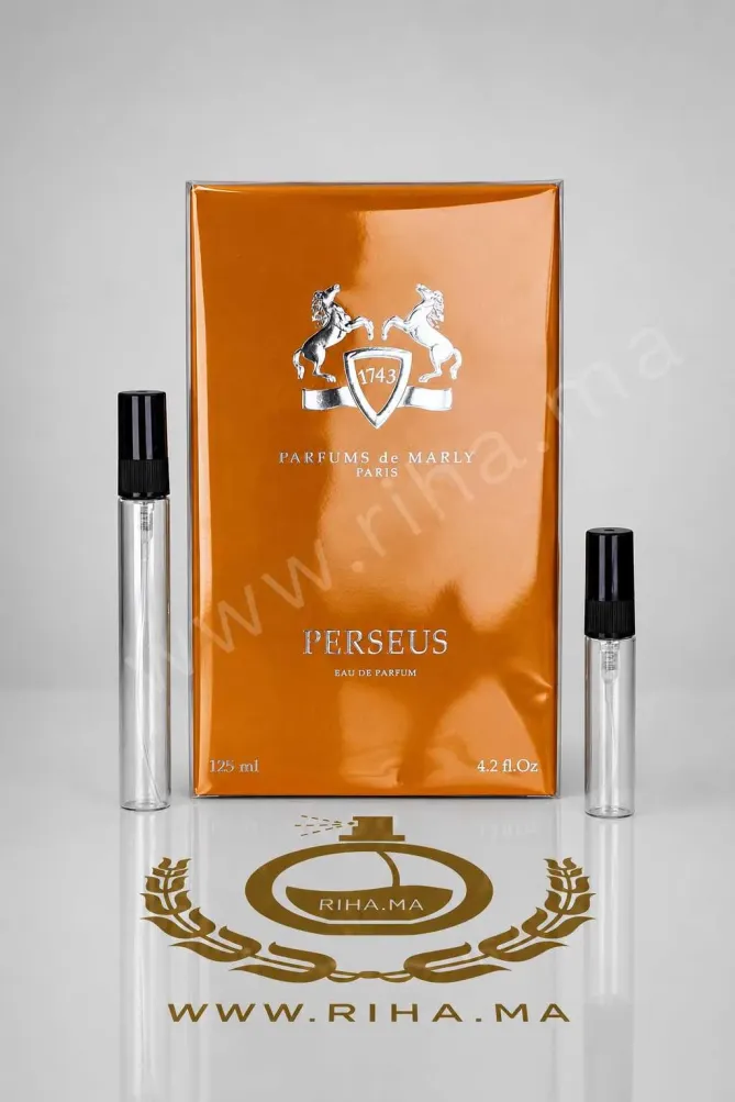 decantage perseus parfums de marly — Flacon de décantage Perseus Parfums de Marly posé sur fond bois