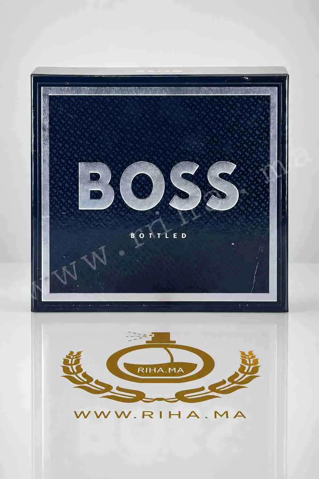Coffret Boss Bottled Hugo Eau De Toillet Boss Pour Homme — photo 2 Coffret Boss Bottled Hugo Boss pour homme sur fond élégant — vue 2