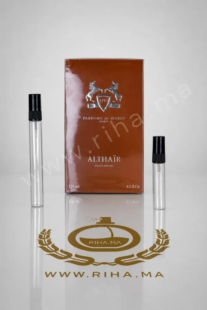 decantage althair parfums de marly — Flacon de décantage Althaïr Parfums de Marly posé sur fond noir élégant