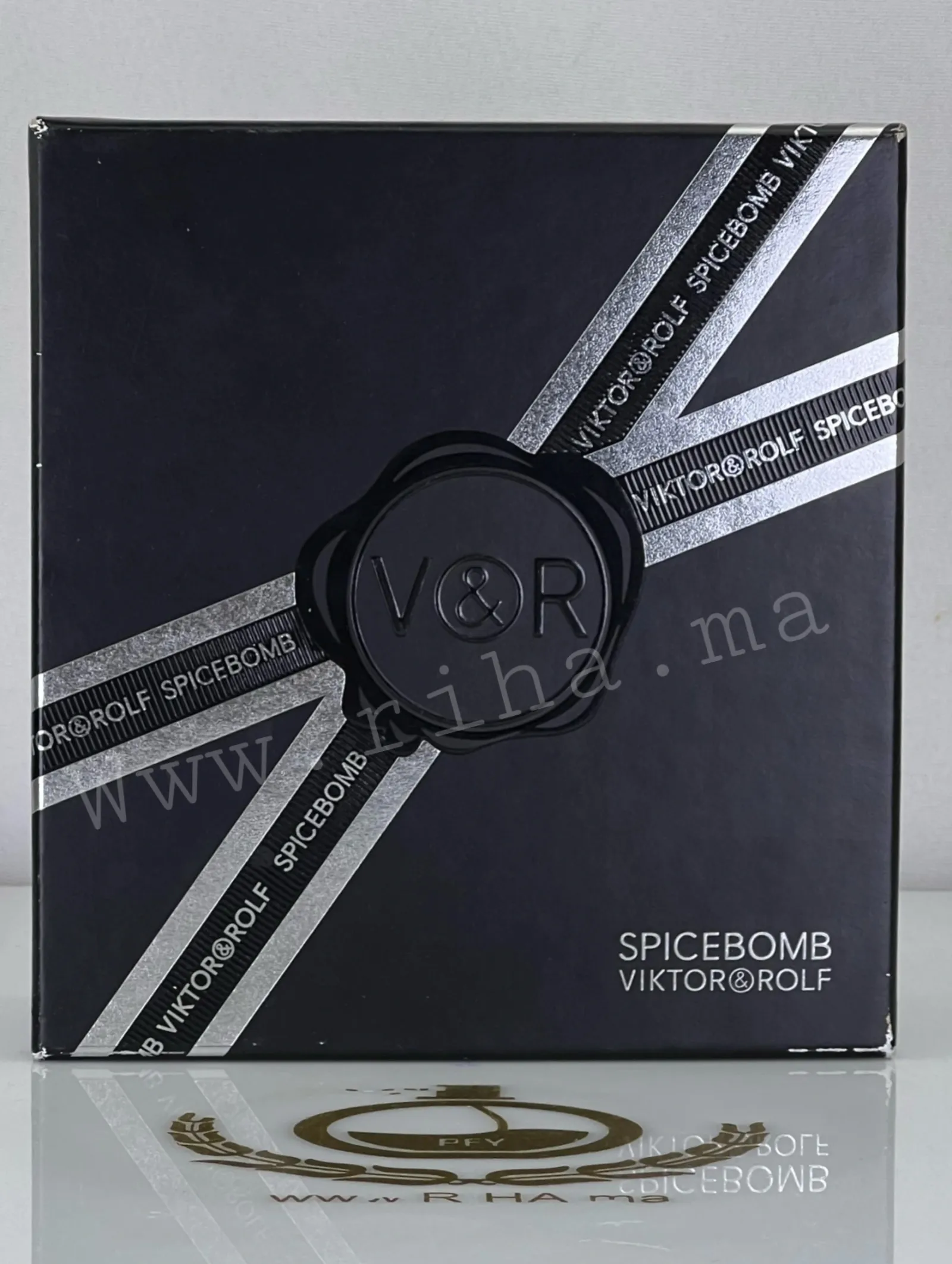 Coffret Cadeau Spicebomb Viktor&Rolf Eau de Toilette Pour Homme 90ml Authentic — photo 2 Coffret cadeau spicebomb viktorrolf eau de toilette 90 ml posé sur fond sombre — vue 2