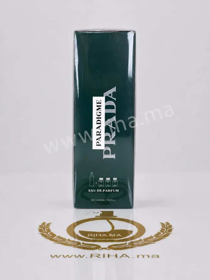 Flacon refill Prada Paradigme pour homme posé sur fond élégant