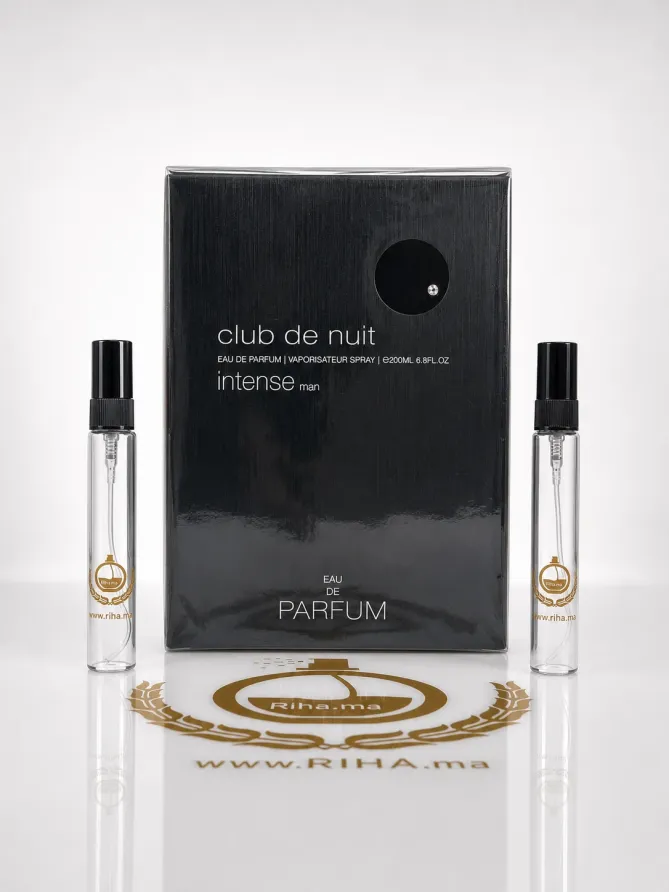 Decantage Club de Nuit Intense Man eau de parfum Petit flacon de decantage club de nuit intense man posé sur fond sombre