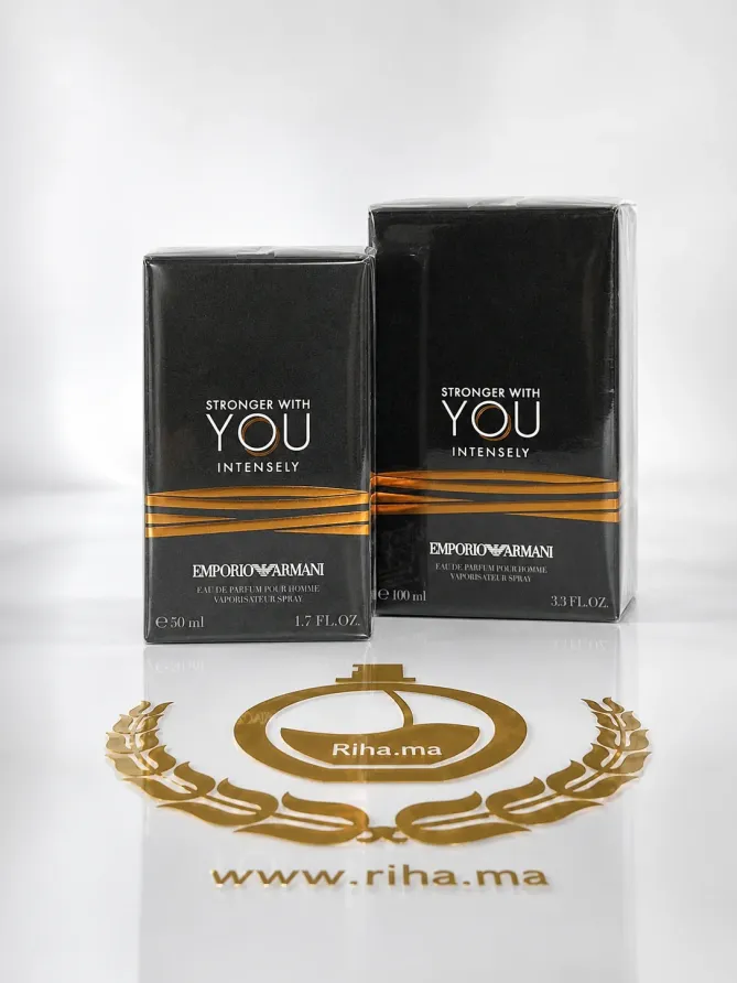 Emporio Armani Stronger With You Intensely Giorgio ArmaniEau de Parfum Pour Homme Authentic Flacon Stronger With You Intensely Emporio Armani posé sur fond sombre élégant