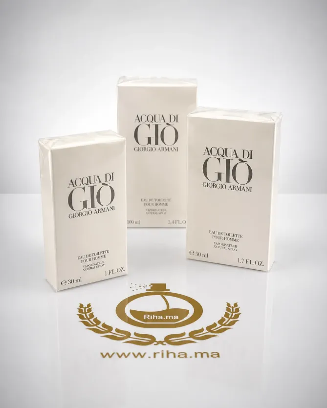 Flacon d'Acqua di Gio Giorgio Armani eau de toilette sur fond bleu marine