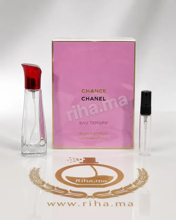 Décantage chance eau tendre Chanel flacon vaporisateur sur fond rosé