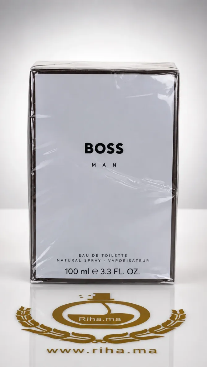 Flacon de boss man eau de toilette sur fond boisé
