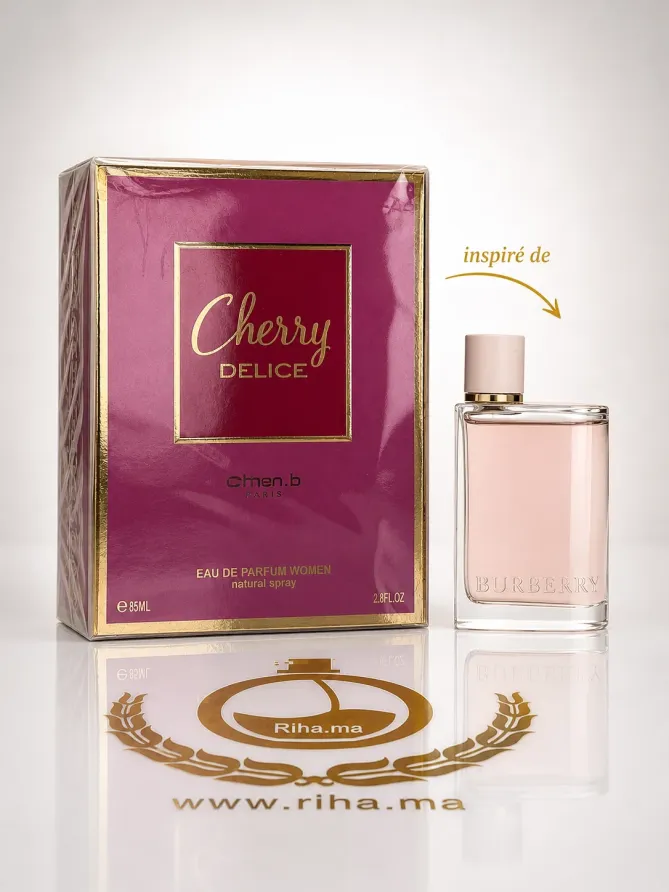 Cherry Delice Johan B Eau De Parfum pour femme inspiré de Burberry Her Flacon de parfum Cherry Delice Johan B posé sur fond rose délicat
