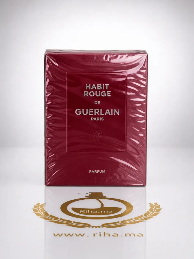 Flacon de habit rouge de guelain parfum posé sur fond rouge élégant