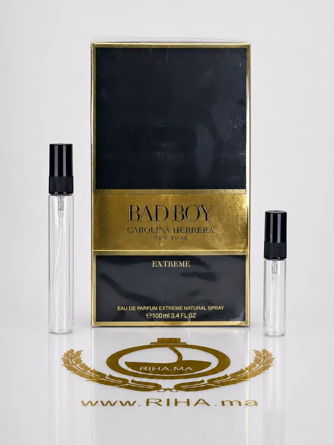 decantage bad boy extreme carolina herrera — Flacon de décantage bad boy extreme carolina herrera posé sur fond sombre