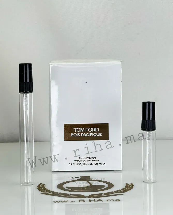 Decantage Bois Pacifique Tom Ford Eau De Parfum Pour Homme Flacon de decantage bois pacifique tom ford posé sur fond sombre