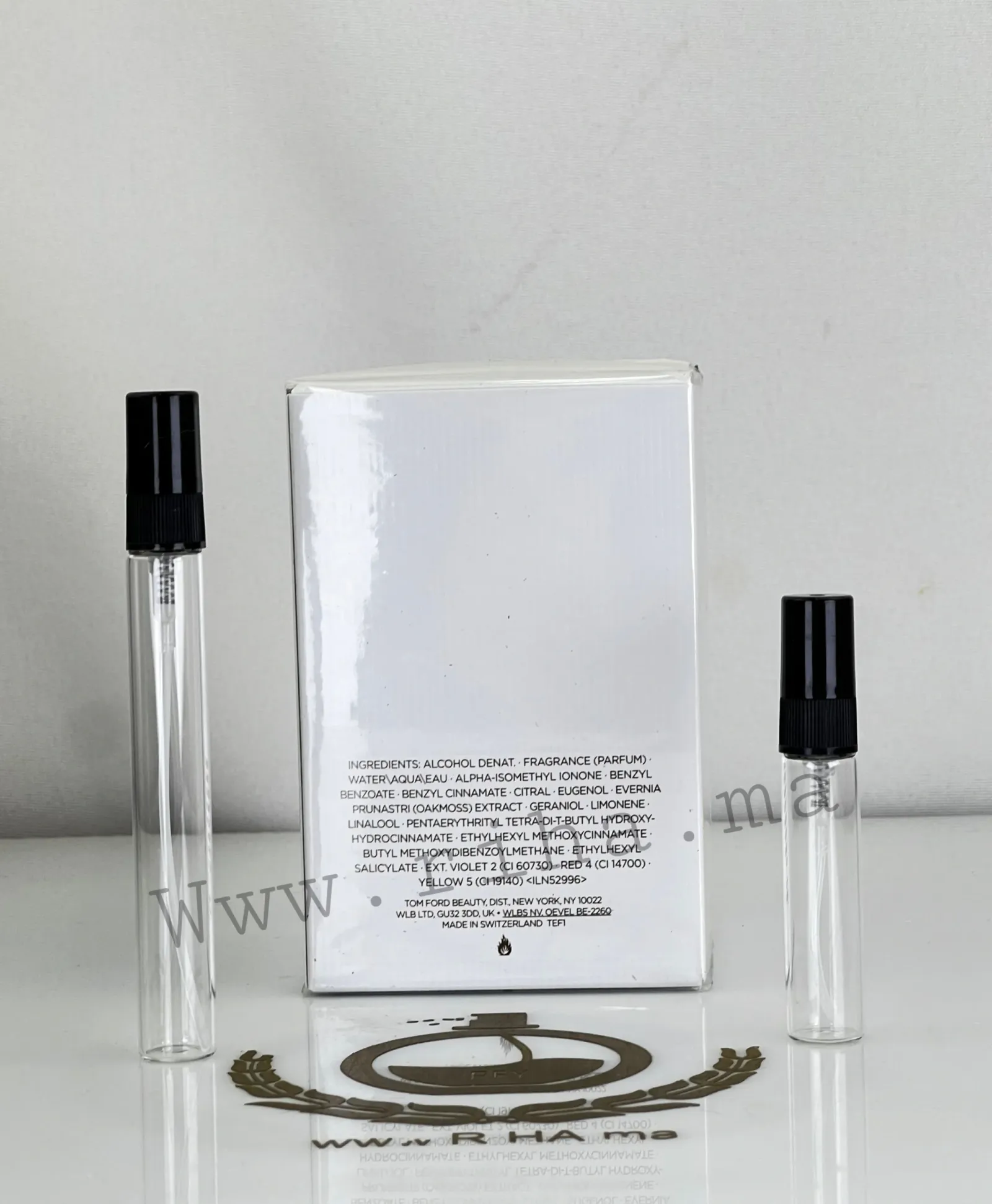 Decantage Bois Pacifique Tom Ford Eau De Parfum Pour Homme — photo 2 Flacon de decantage bois pacifique tom ford posé sur fond sombre — vue 2