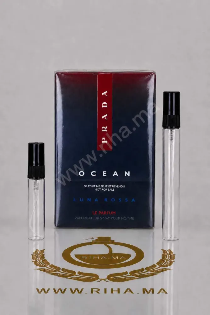 Decantage Luna Rossa Ocean Le Parfum Prada Pour Homme decantage luna rossa ocean — Flacon de décantage Luna Rossa Ocean Le Parfum Prada sur fond bleu