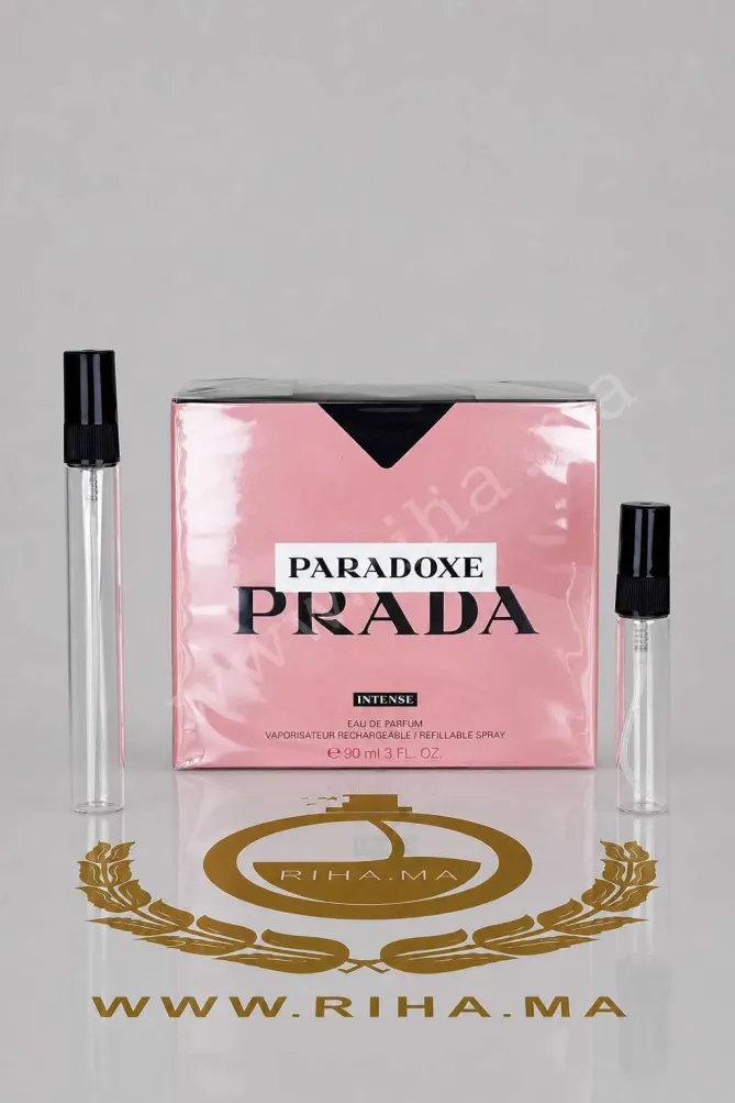 decantage prada paradoxe intense prada — Flacon décantage Prada Paradoxe Intense Prada posé sur fond blanc