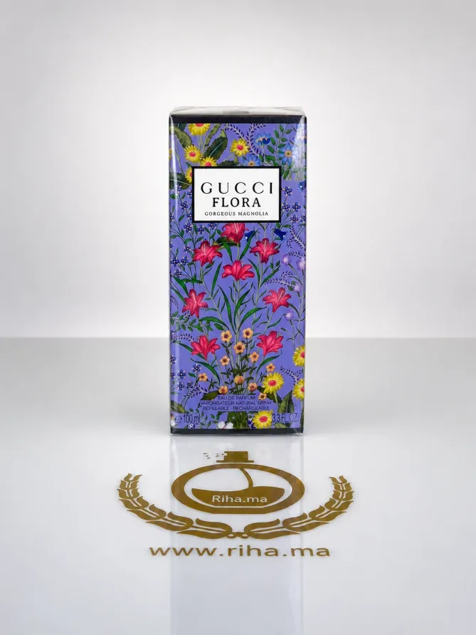 Gucci Flora Gorgeous Magnolia Eau de Parfum Flacon de Gucci Flora Gorgeous Magnolia posé sur fond floral