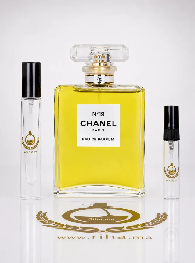 Decantage Chanel No 19 Eau de Parfum Chanel Pour Femme Authentic Flacon de Chanel No 19 Eau de Parfum posé sur fond blanc élégant