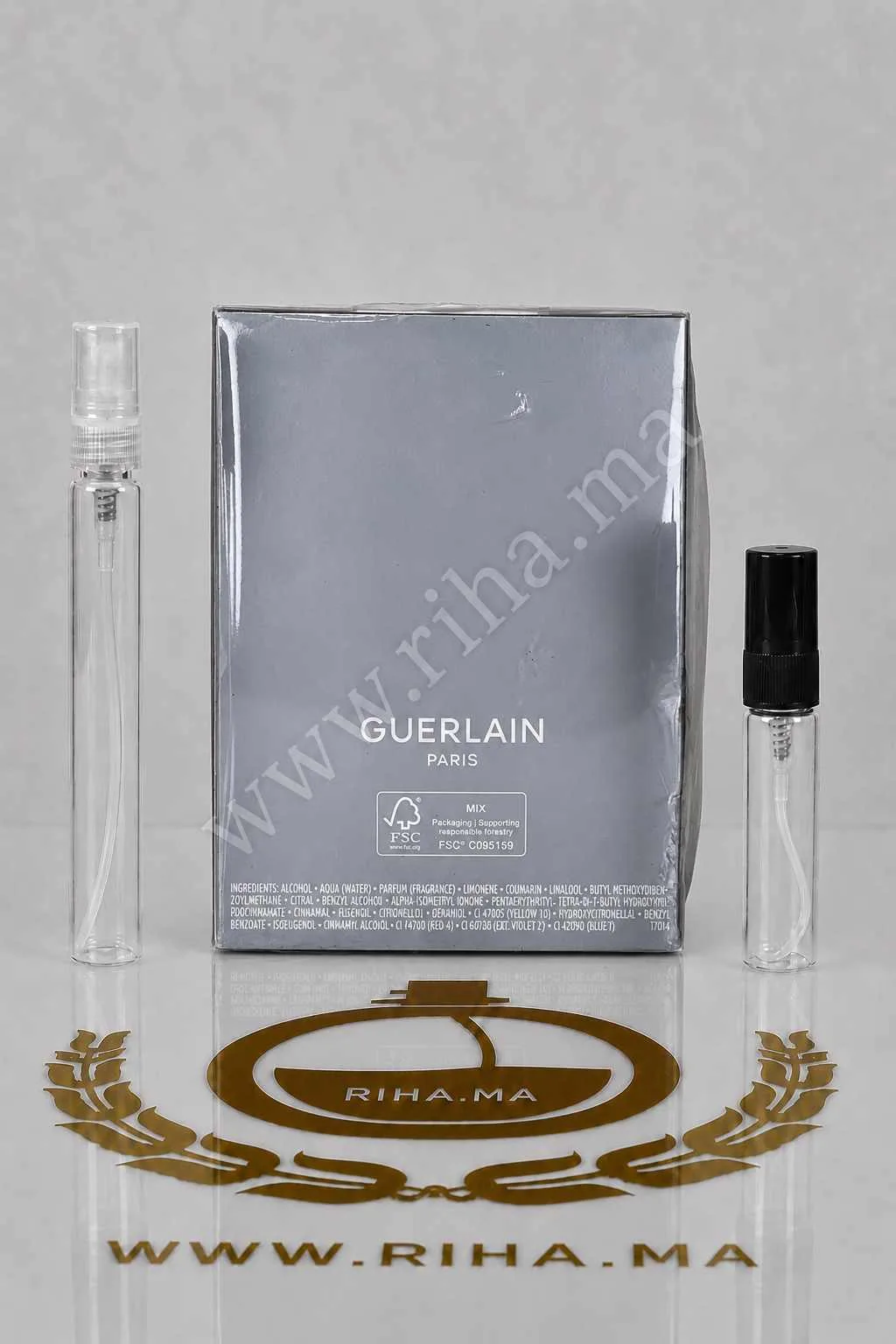 Decantage L'Homme Idéal Extrême Guerlain pour homme — photo 2 decantage lhomme ideal extreme guerlain — Flacon de décantage L'Homme Idéal Extrême Guerlain posé sur fond sombre — vue 2