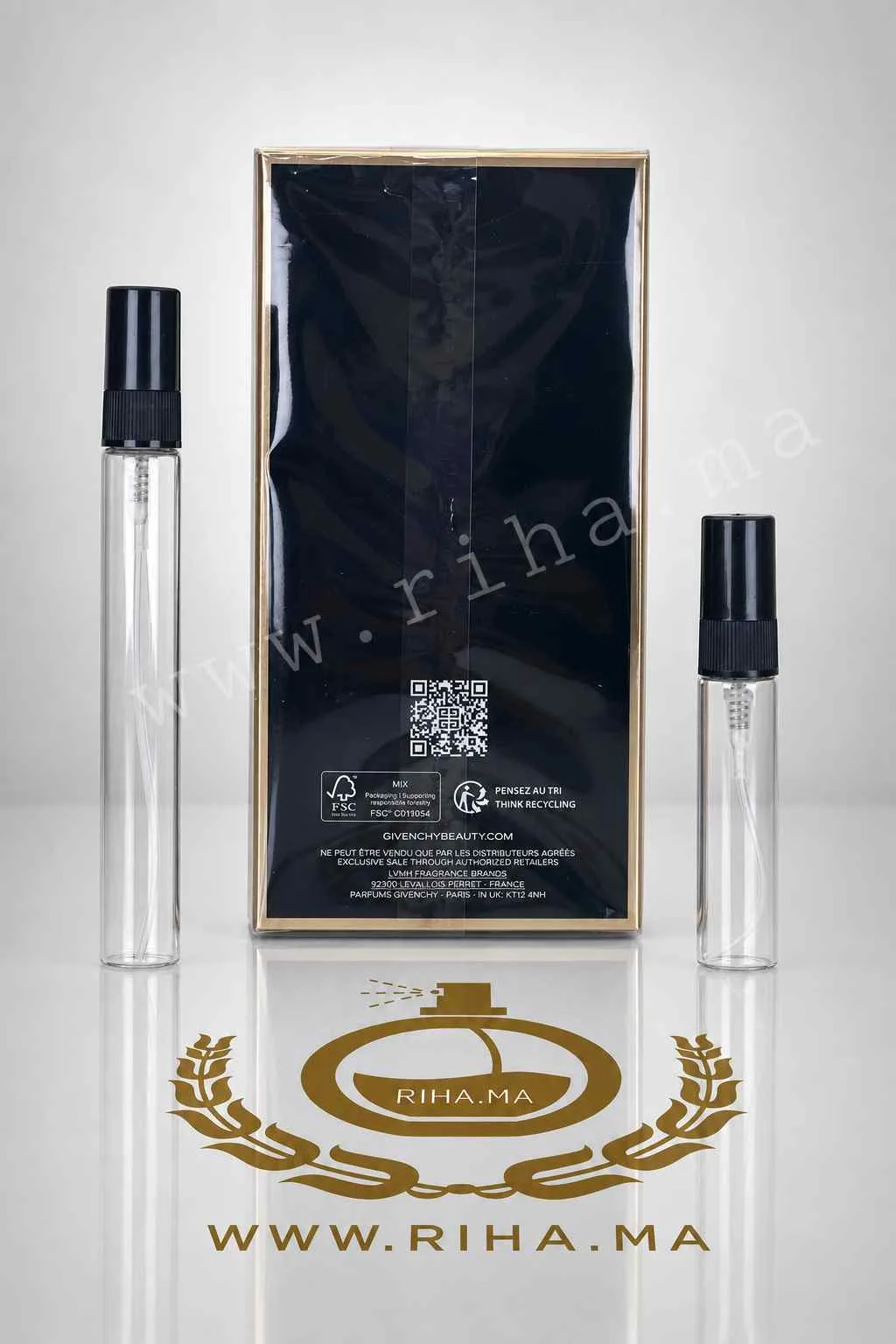Decantage Gentleman Society Ambrée Givenchy Eau de Parfum — photo 2 decantage gentleman society ambree givenchy — Flacon de décantage Gentleman Society Ambrée Givenchy posé sur fond sombre — vue 2