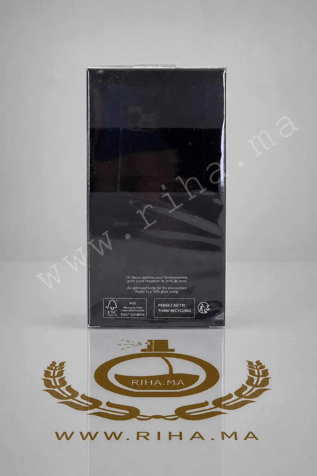 Gentleman Givenchy Reserve Privée Eau de Parfum — photo 2 Flacon de gentleman givenchy reserve privee sur fond sombre élégant — vue 2
