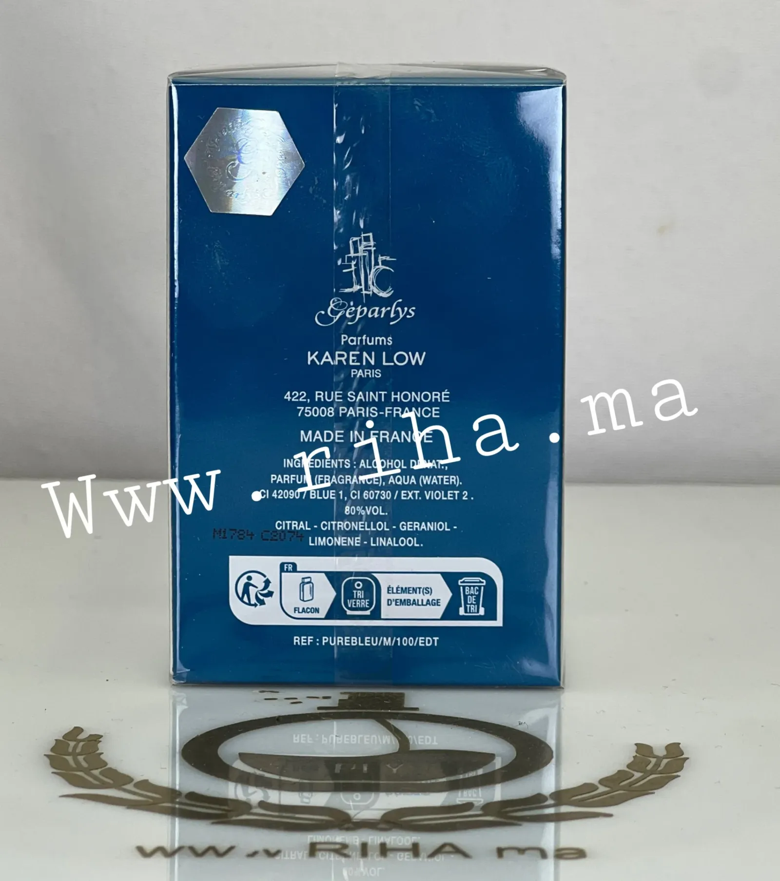 Pure Blue Karen Low Eau de Toilette pour homme 100ML — photo 2 Flacon de Pure Blue Karen Low eau de toilette homme sur fond bleu — vue 2