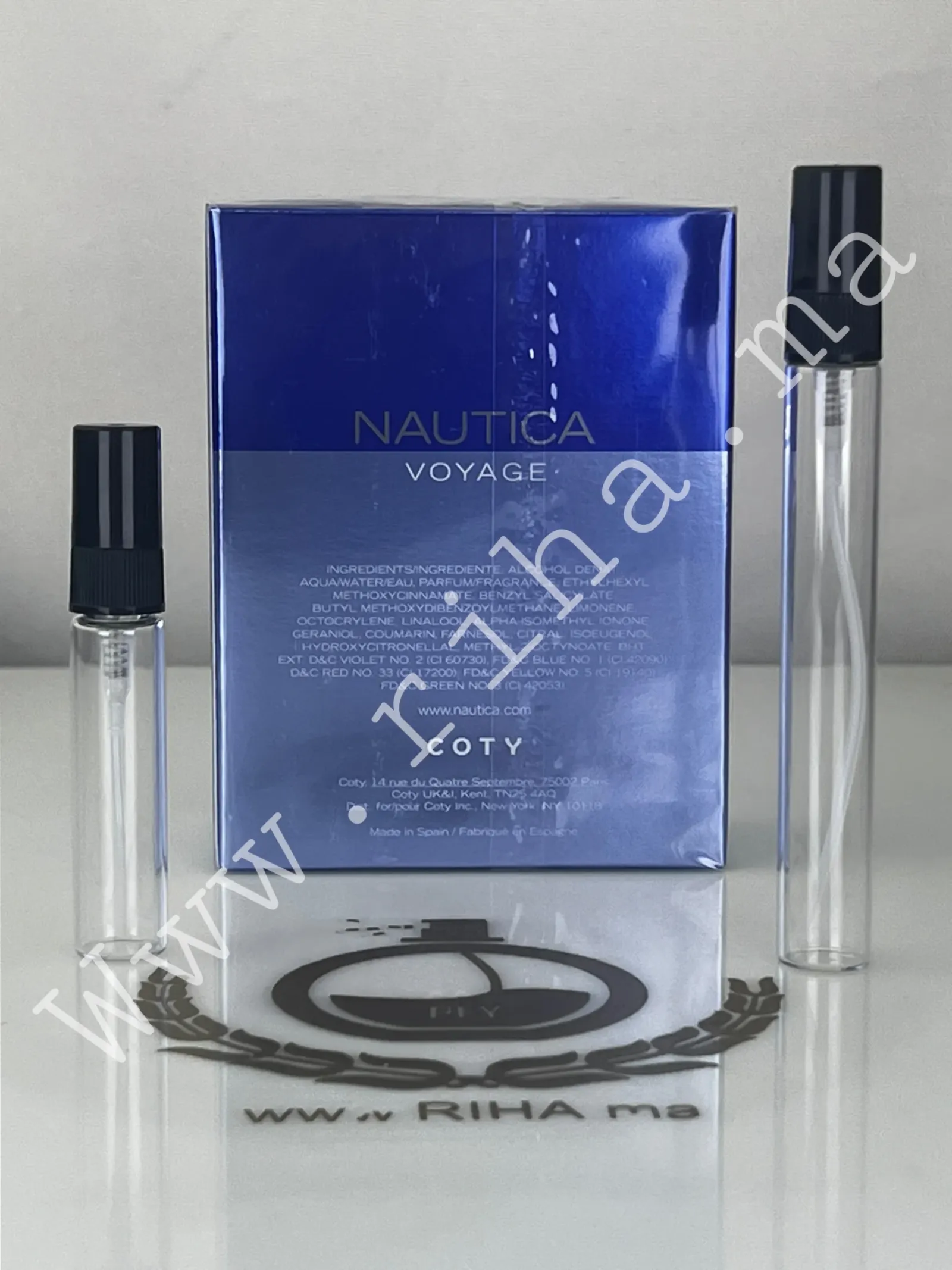 Decantage Nautica Voyage Eau De Toilette Nautica pour homme — photo 2 decantage nautica voyage — Flacon de décantage Nautica Voyage posé sur fond bleu océan — vue 2