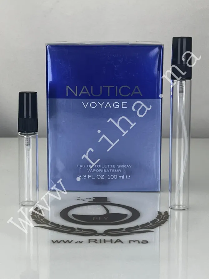 Decantage Nautica Voyage Eau De Toilette Nautica pour homme decantage nautica voyage — Flacon de décantage Nautica Voyage posé sur fond bleu océan