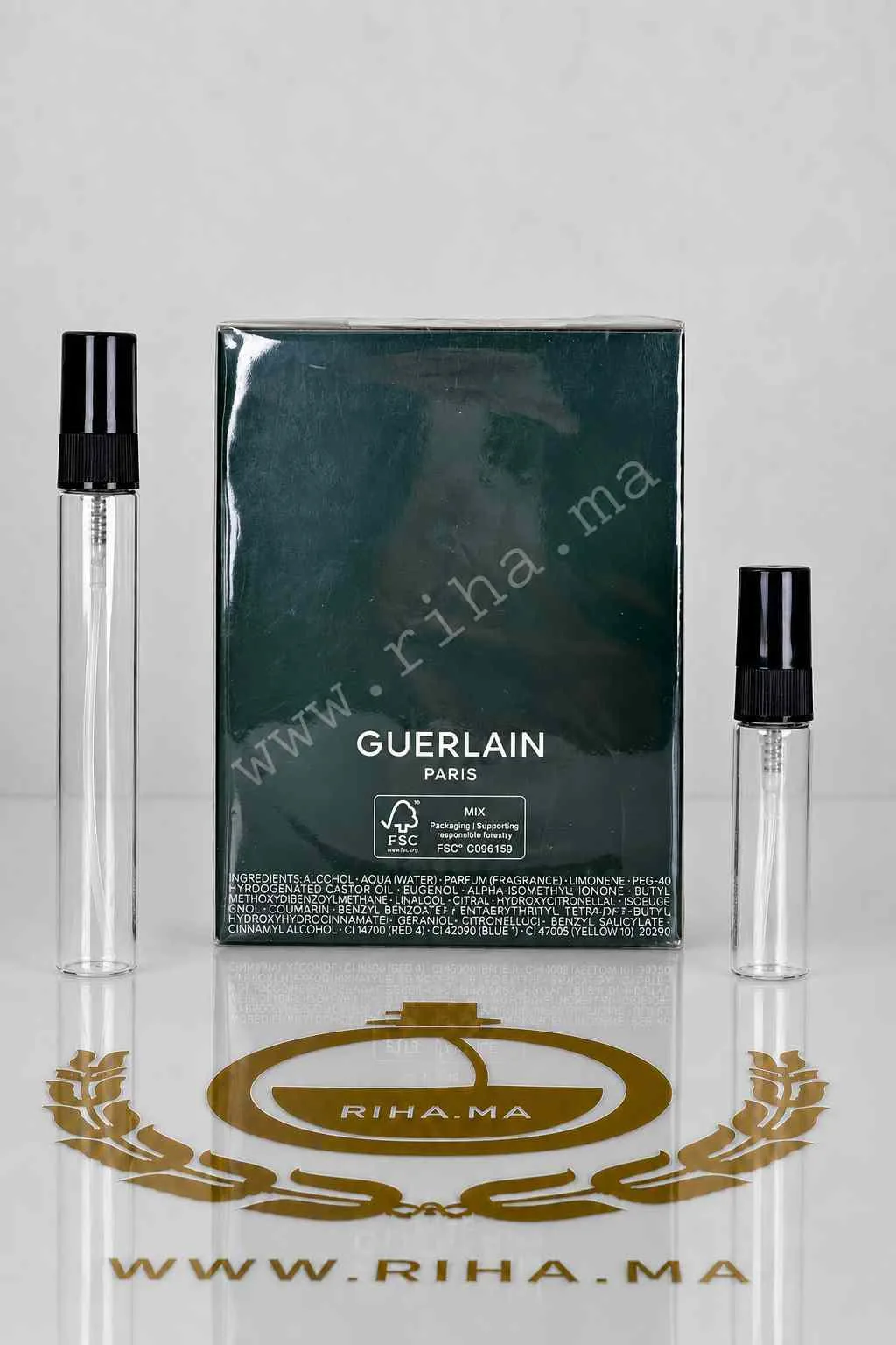 Decantage Vetiver Guerlain Eau de Toilette Pour Homme — photo 2 decantage vetiver guerlain — Flacon de décantage Vetiver Guerlain posé sur fond vert élégant — vue 2