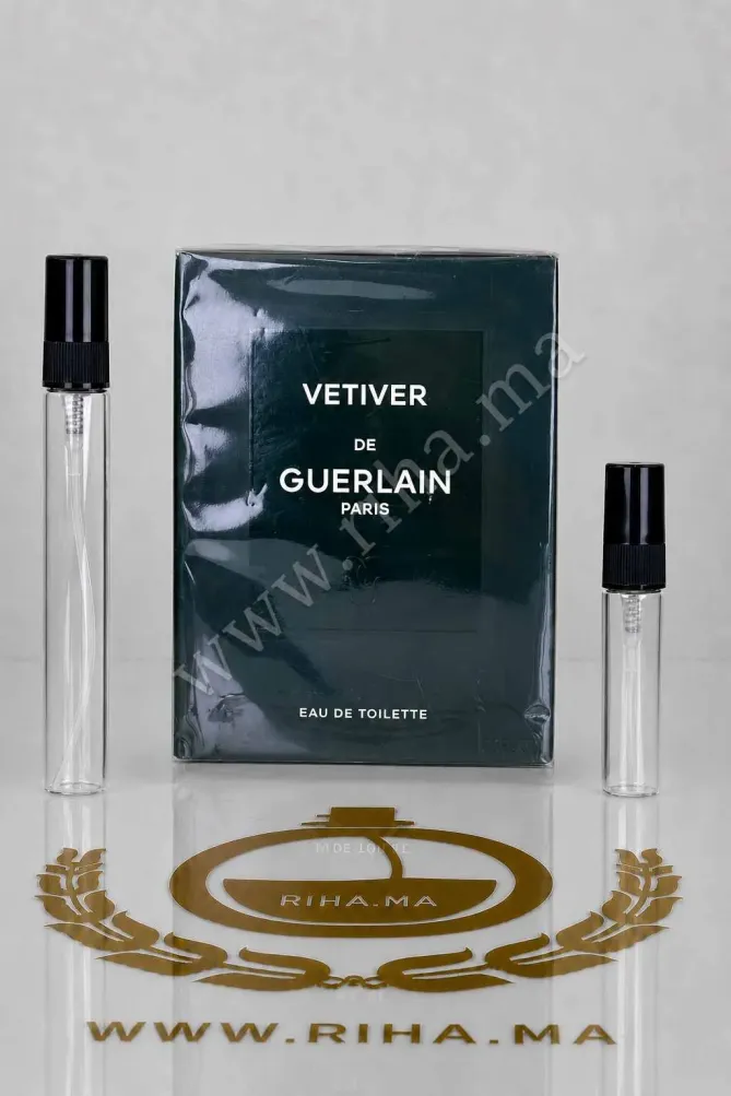 decantage vetiver guerlain — Flacon de décantage Vetiver Guerlain posé sur fond vert élégant