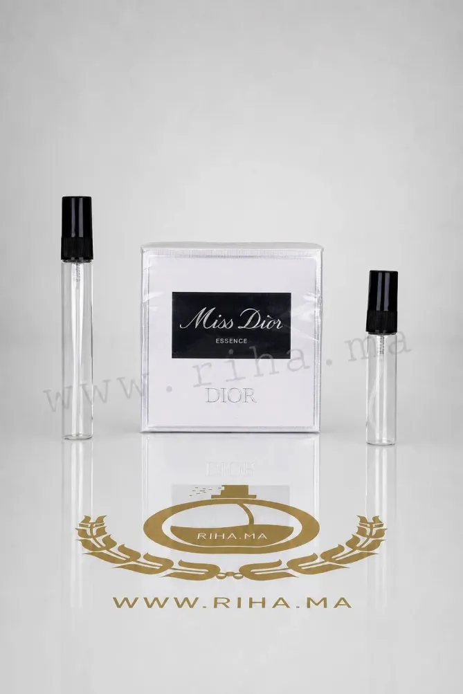 Decantage Miss Dior Essence Dior Pour Femme decantage miss dior essence dior — Flacon de décantage Miss Dior Essence Dior posé sur une table en marbre