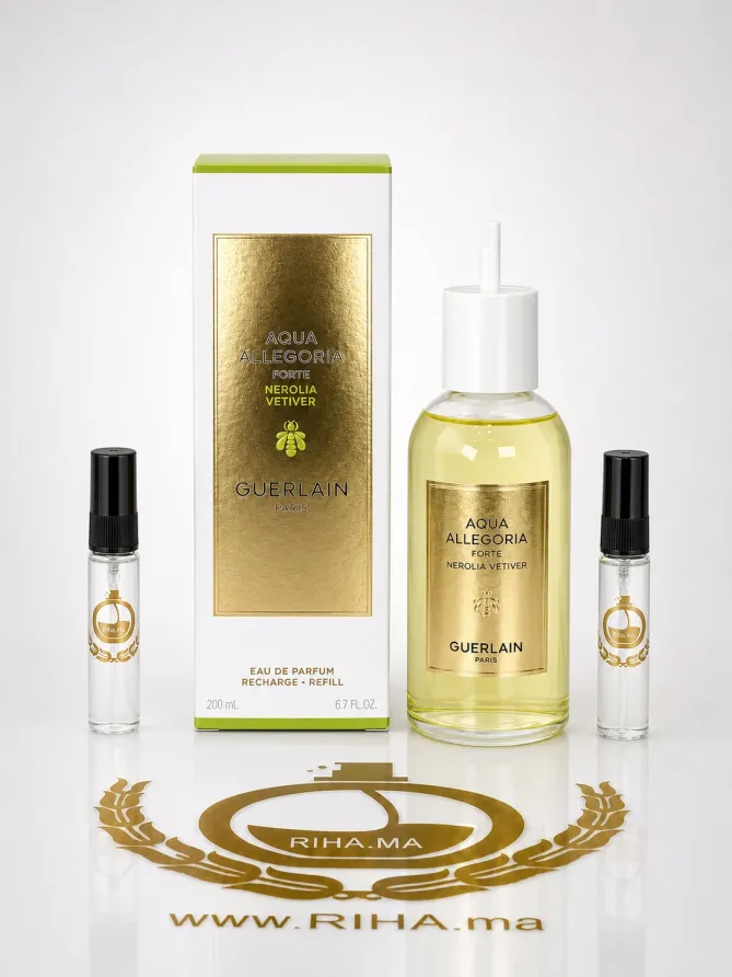 Aqua Allegoria Forte Decantage Guerlain aqua allegoria forte decantage guerlain — Flacon de décantage Aqua Allegoria Forte Nerolia Vetiver Guerlain sur fond bleu