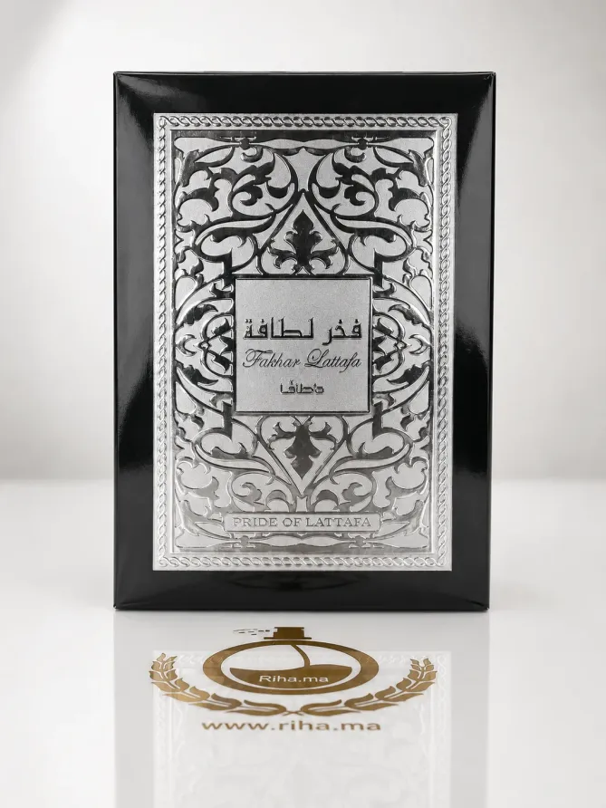 Fakhar Black Lattafa Perfumes Eau De Parfum pour homme 100ml Flacon de Fakhar Black Lattafa Perfumes posé sur fond sombre élégant